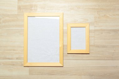  ahşap duvar arka plan üzerinde fotoğraf çerçeveleri