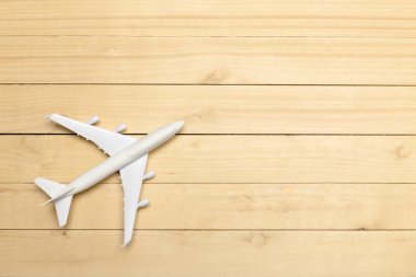 Model uçak ahşap arka plan üzerinde