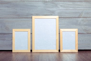  ahşap duvar arka plan üzerinde fotoğraf çerçeveleri