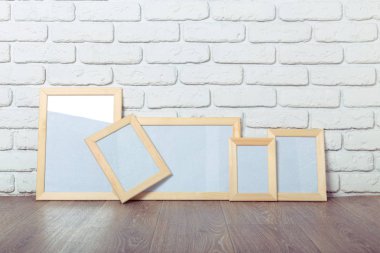 Tuğla duvar arka plan üzerinde resim çerçeveleri