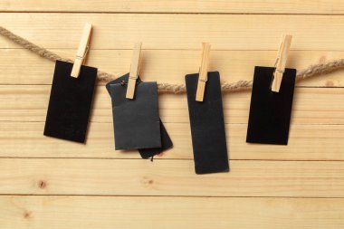 clothespins ile boş kağıt üzerinde ahşap arka plan asılı