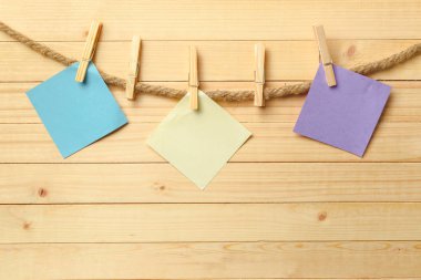 clothespins ile boş kağıt üzerinde ahşap arka plan asılı