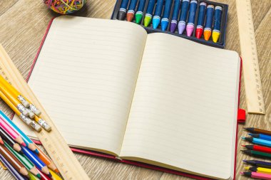 Tablo üzerinde çeşitli renkli çizim araçları