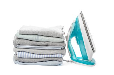 Elektrik demir ve elbise yığını.