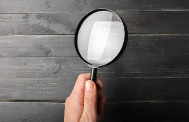 İnsan elinde Büyüteç