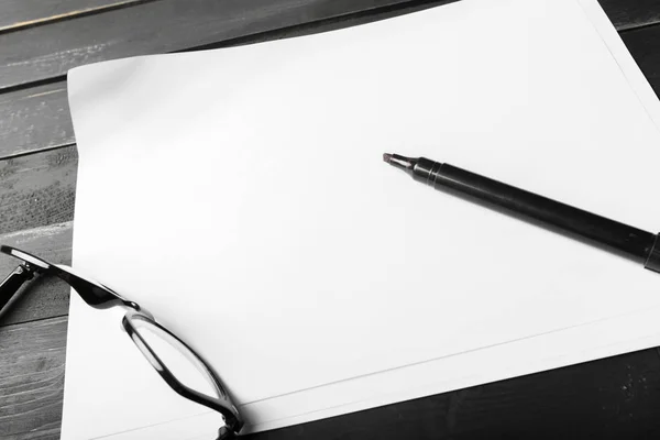 Caderno Lápis Branco Com Óculos Mesa Madeira — Fotografia de Stock