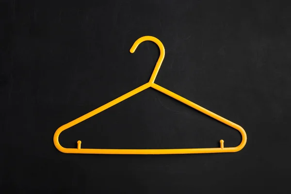 Gele Kleding Hanger Zwarte Achtergrond — Stockfoto