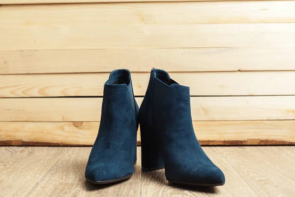 Sapatos Femininos Moda Fundo Madeira — Fotografia de Stock