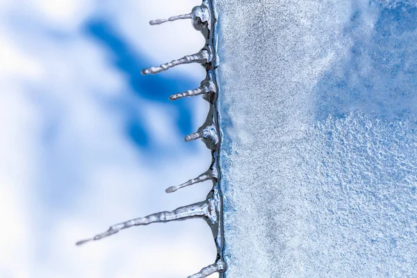 Blick Auf Glänzende Transparente Eiszapfen — Stockfoto
