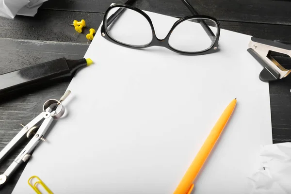 Caderno Lápis Branco Com Óculos Mesa Madeira — Fotografia de Stock