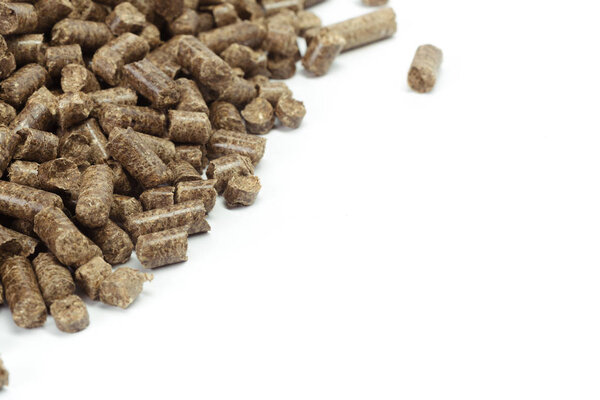 Деревянные гранулы для биоэнергии изолированы на белом фоне
