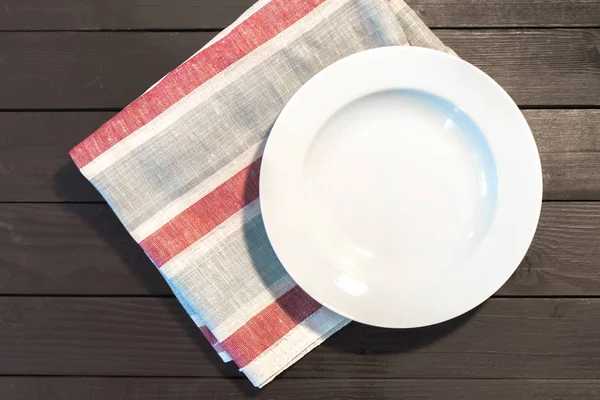 テーブル クロスの上の白いプレート — ストック写真