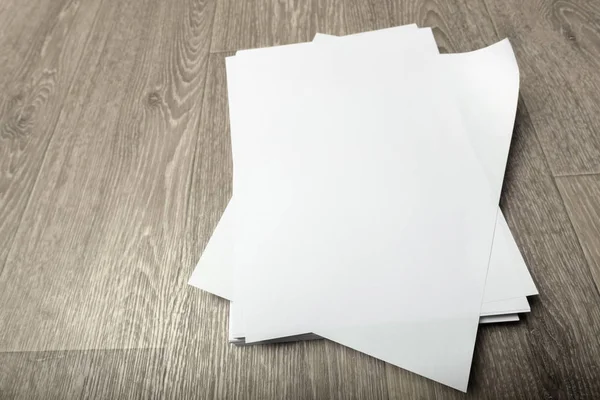 Blanco Papier Stapel Houten Oppervlak — Stockfoto