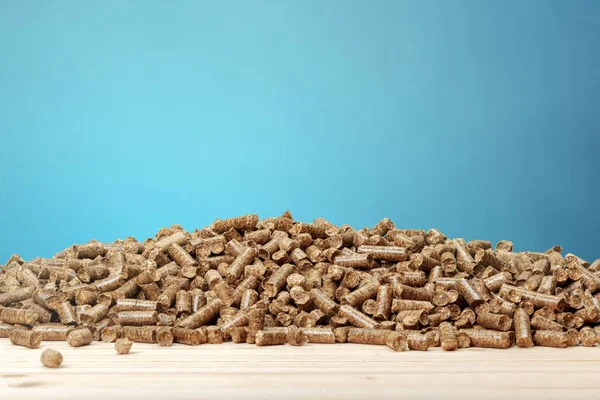 Pila Pellet Legno Sfondo Blu — Foto Stock