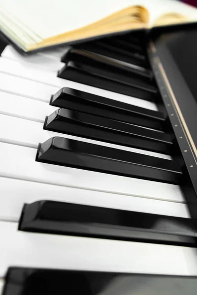 ピアノの鍵盤とメモ帳 — ストック写真