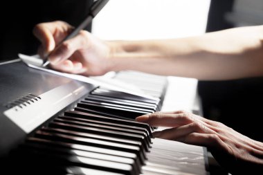 Piyano çalıyorsun. yakın çekim