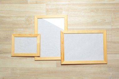  ahşap duvar arka plan üzerinde fotoğraf çerçeveleri