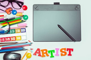 Kavram sanatçı masaüstü grafik tablet ve çizim araçları ile.