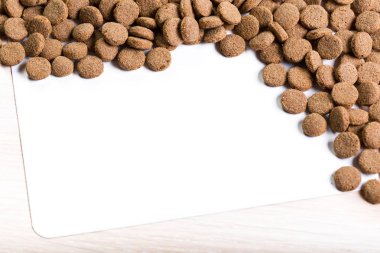 Evcil hayvan gıda ahşap zemin üzerinde