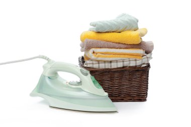 Elektrik demir ve elbise yığını.