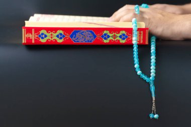 Kur'an - Müslümanların kutsal kitabı tutan adam