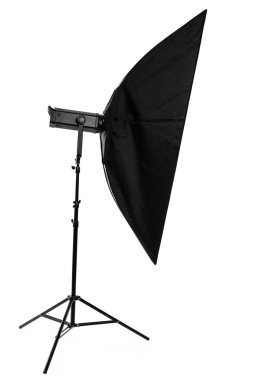 Stüdyo ışıklandırması beyaz arkaplanda izole edildi