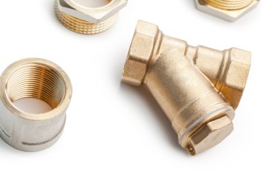 Metal-plastik tesisat bağlantıları, adaptörler, beyaz arka planda izole edilmiş prizler.