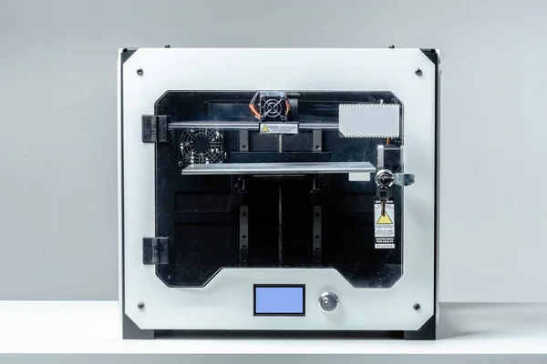 关闭桌子上的现代3D 打印机 — 图库照片