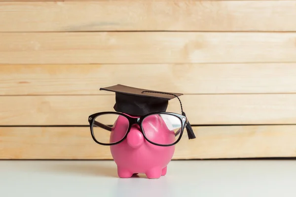 Licenciatura Estudante Diploma Piggy Bank — Fotografia de Stock