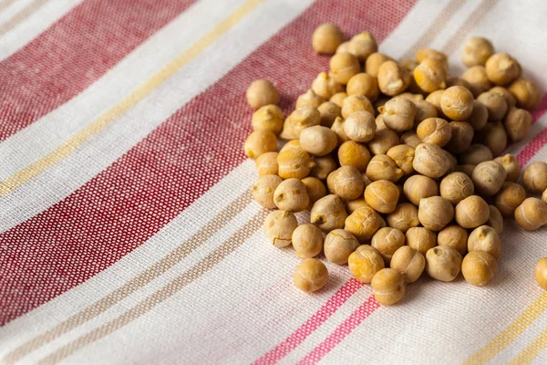 テーブルの上に散らばって大豆の表示を閉じる — ストック写真