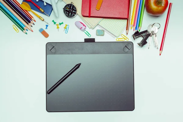 Kavram Sanatçı Masaüstü Grafik Tablet Çizim Araçları Ile — Stok fotoğraf