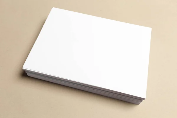 Folhas Papel Branco Mesa Madeira — Fotografia de Stock