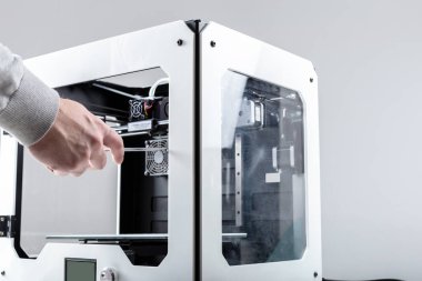 Tasarımcı 3D yazıcı ile çalışıyor