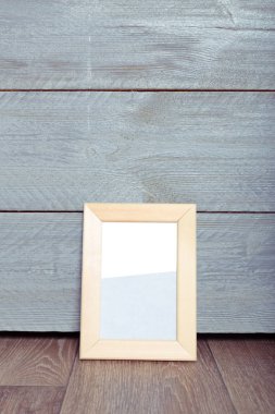  ahşap duvar arka plan üzerinde fotoğraf çerçeveleri