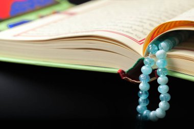 Kuran - Müslümanların kutsal kitabı.