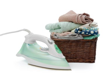 Elektrik demir ve elbise yığını.