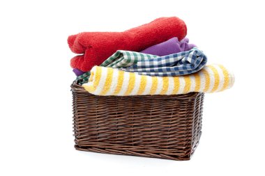 Çamaşırhane ahşap sepet beyaz arka plan üzerinde izole giysilerle