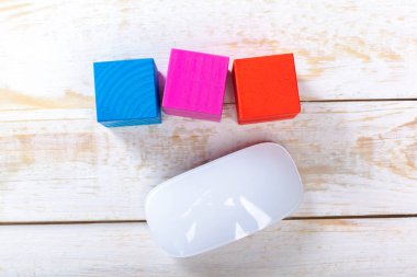 ahşap arka plan bilgisayar fare ve colordul küpleri