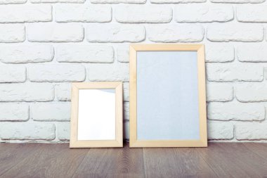 Tuğla duvar arka plan üzerinde resim çerçeveleri