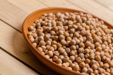 Ahşap masa arka plan üzerinde soya fasulyesi