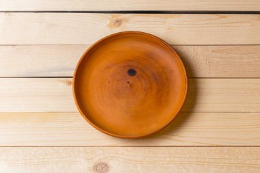 Ahşap masaya boş tabak