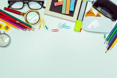 Tablo üzerinde dağınık okul ofis, banka donatımı