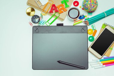 Kavram sanatçı masaüstü grafik tablet ve çizim araçları ile.