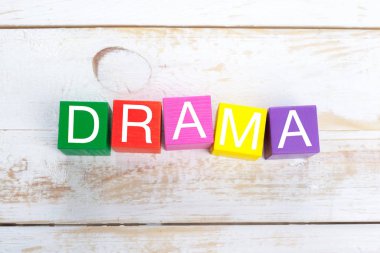 Parlak oyuncak bloklar üzerinde ahşap masa.