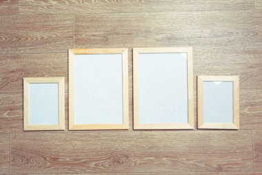  ahşap duvar arka plan üzerinde fotoğraf çerçeveleri