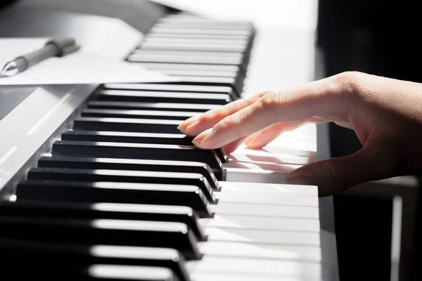 Piyano Çalıyorsun Yakın Çekim — Stok fotoğraf