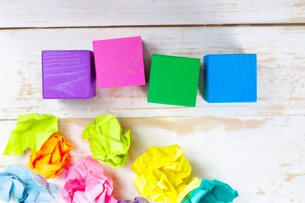 Papier Froissé Coloré Sur Une Table Bois — Photo