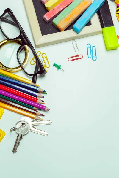 Fournitures Bureau Scolaire Dispersées Sur Table — Photo