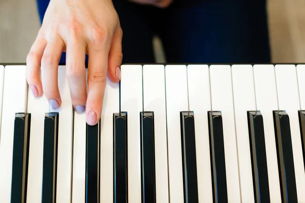 ピアノを弾く手のクローズ アップ 音楽や趣味の概念 — ストック写真
