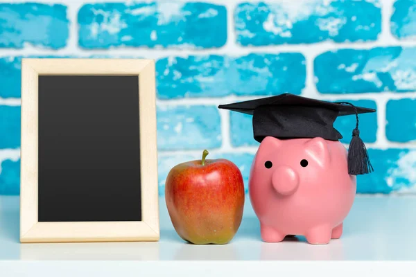 Licenciatura Estudante Diploma Piggy Bank — Fotografia de Stock